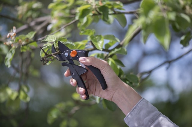 Секатор Fiskars PowerLever P53 111330 с рычажным приводом