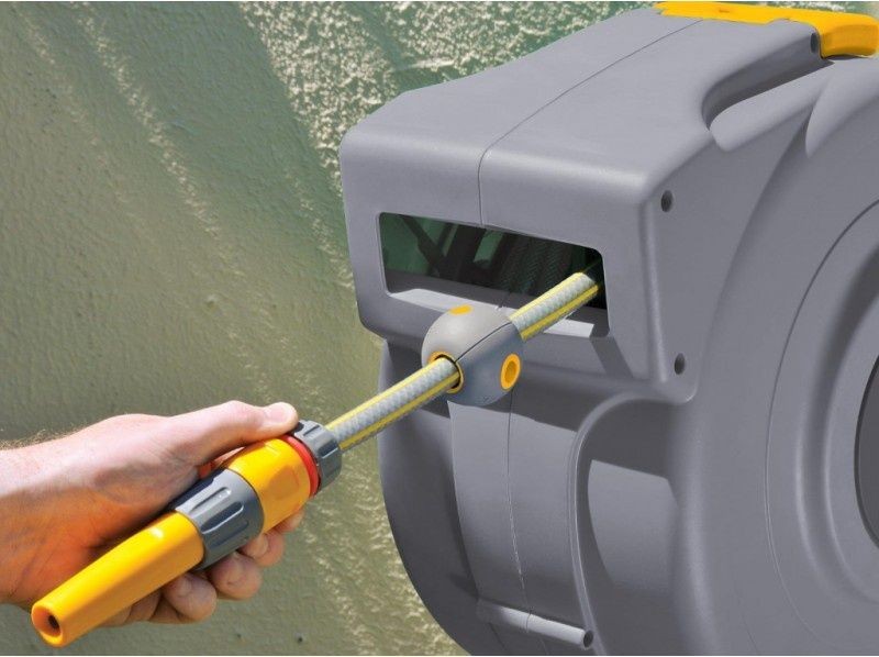 Катушка Hozelock 2402 AutoReel настенная со шлангом 25 м 11 мм и комплектом фитингов
