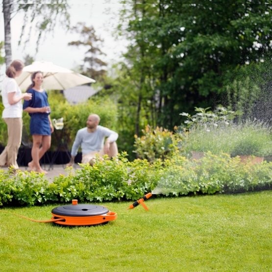 Шланг на катушке Fiskars 3/8 дюйма 15 м с набором аксессуаров