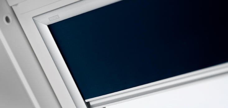 Штора рулонная Velux DKL Сиеста 1100 темно-синяя (M10) 78х160 см на направляющих