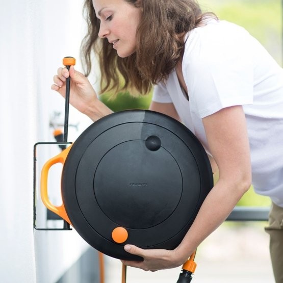 Шланг на катушке Fiskars 3/8 дюйма 15 м с набором аксессуаров