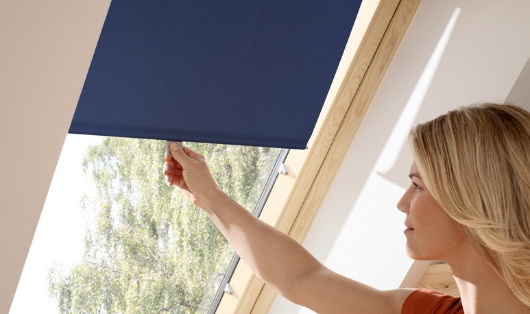 Штора рулонная Velux RHL 9050 темно-синяя (M04) 78х98 см на крючках