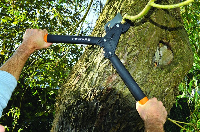 Сучкорез Fiskars PowerStep L85 с храповым механизмом