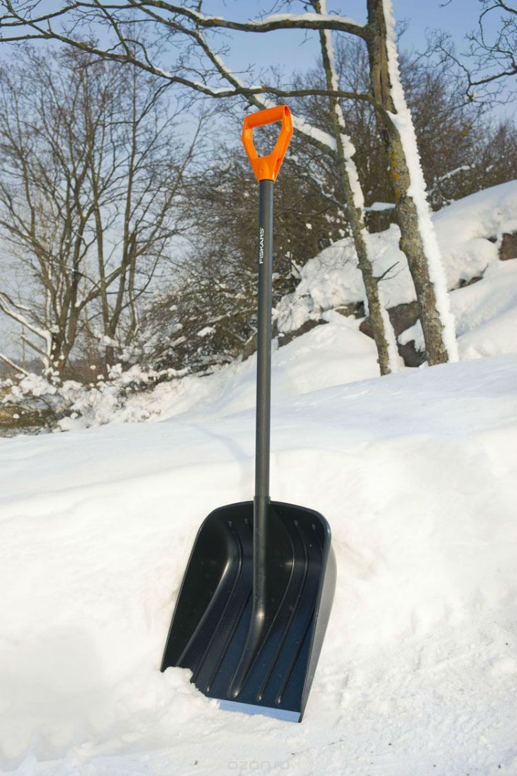Лопата снеговая Fiskars 142610