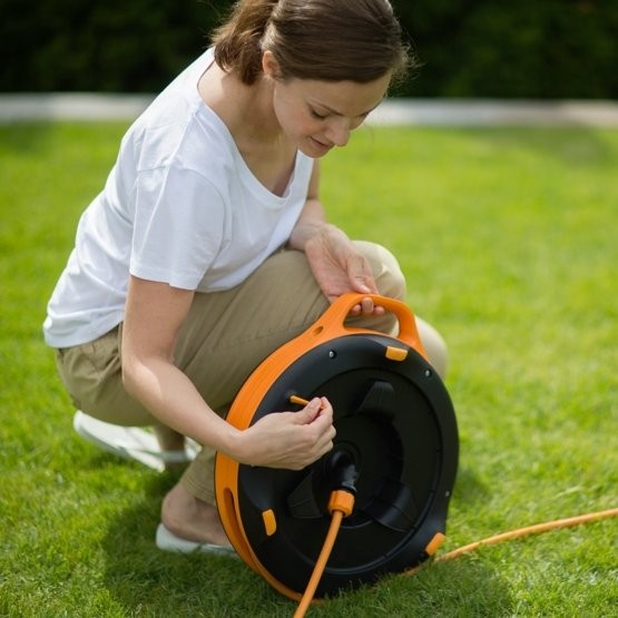 Шланг на катушке Fiskars 3/8 дюйма 15 м с набором аксессуаров