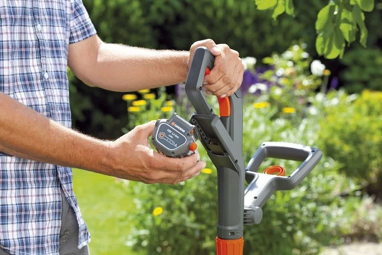 Триммер аккумуляторный Gardena EasyCut Li-18/23R 09823