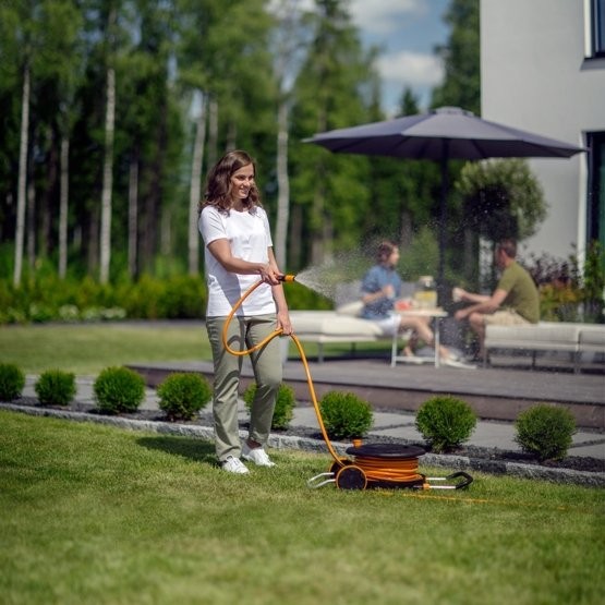 Шланг на катушке Fiskars 1/2 дюйма 20 м с набором аксессуаров