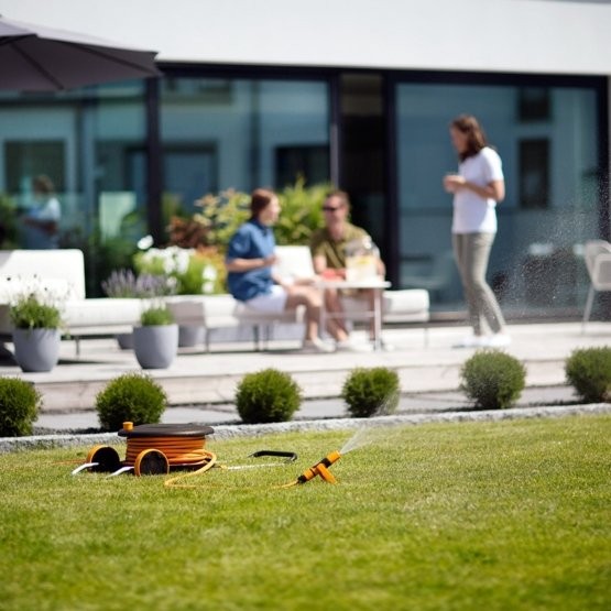 Шланг на катушке Fiskars 1/2 дюйма 20 м с набором аксессуаров
